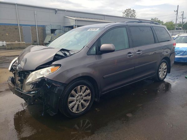2013 TOYOTA SIENNA