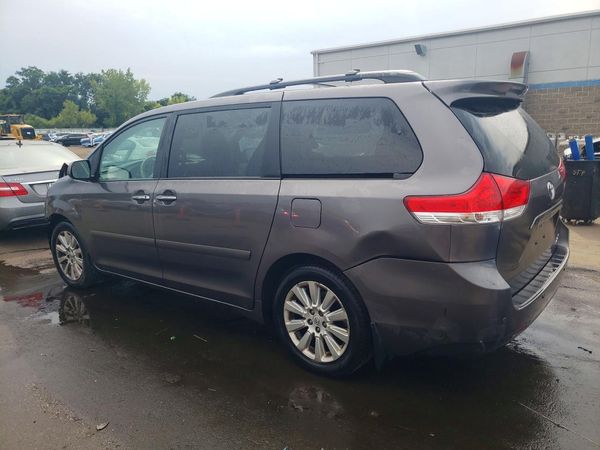 2013 TOYOTA SIENNA