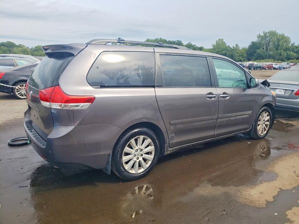 2013 TOYOTA SIENNA