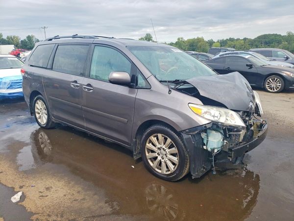 2013 TOYOTA SIENNA