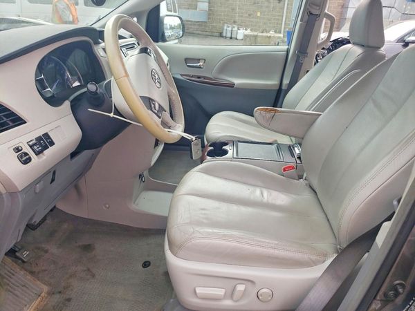 2013 TOYOTA SIENNA