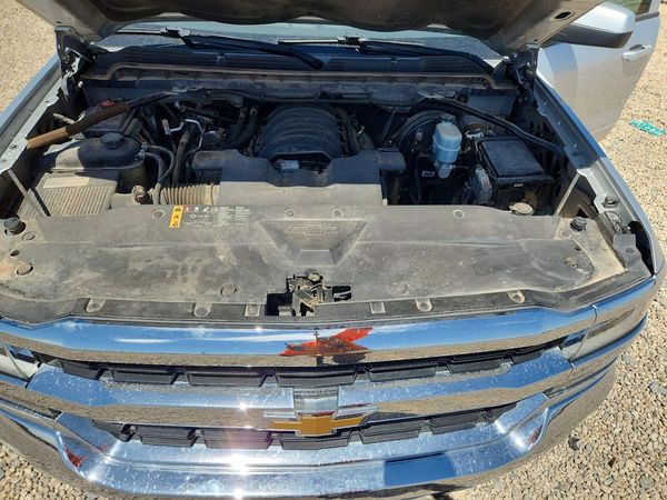2018 CHEVROLET SILVERADO LT — Engine bay