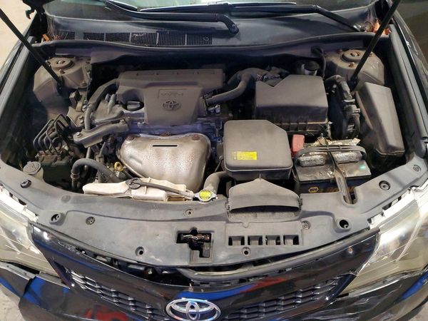 2013 TOYOTA CAMRY — Engine bay