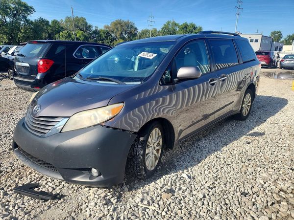 2014 TOYOTA SIENNA