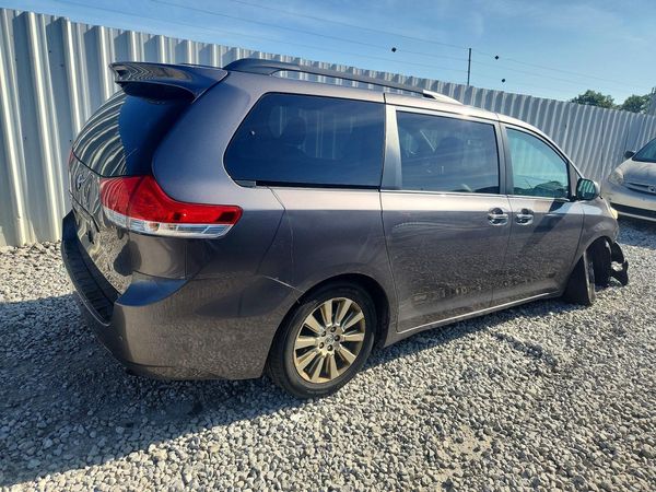 2014 TOYOTA SIENNA