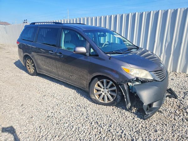 2014 TOYOTA SIENNA