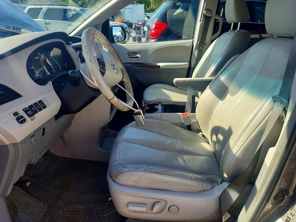 2014 TOYOTA SIENNA