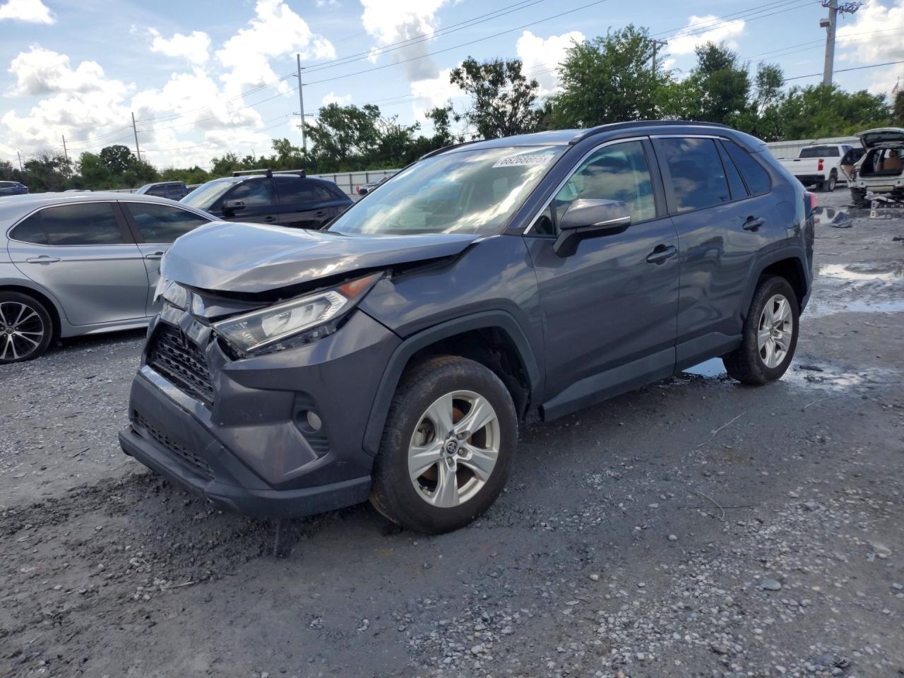 2021 TOYOTA RAV4 XLE — Front 3/4