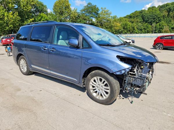 2017 TOYOTA SIENNA