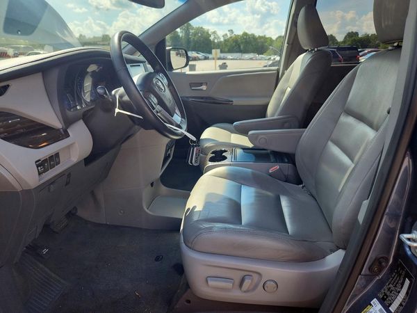 2017 TOYOTA SIENNA