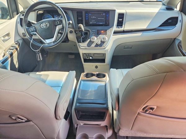 2017 TOYOTA SIENNA