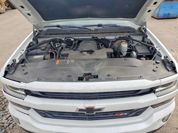 2019 CHEVROLET SILVERADO LT — Engine bay