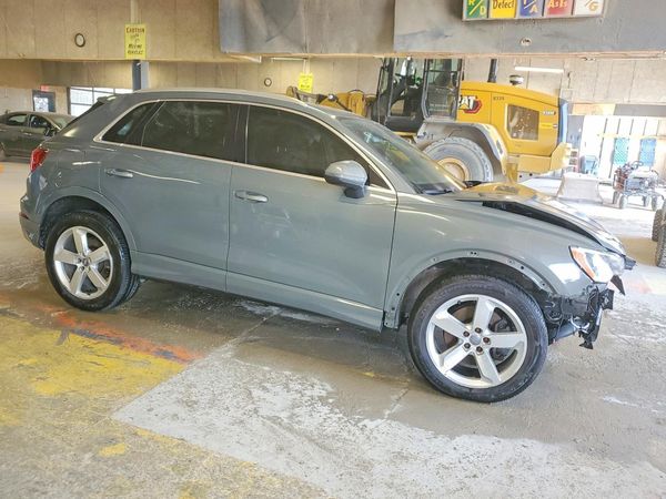 2019 AUDI Q3 quattro Premium — Passenger 3/4