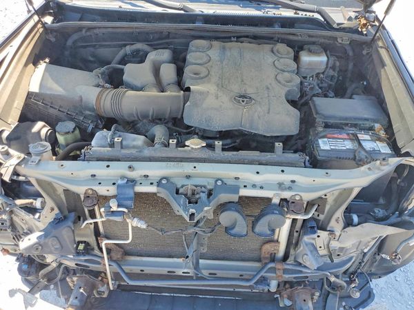2013 TOYOTA 4RUNNER — Engine bay