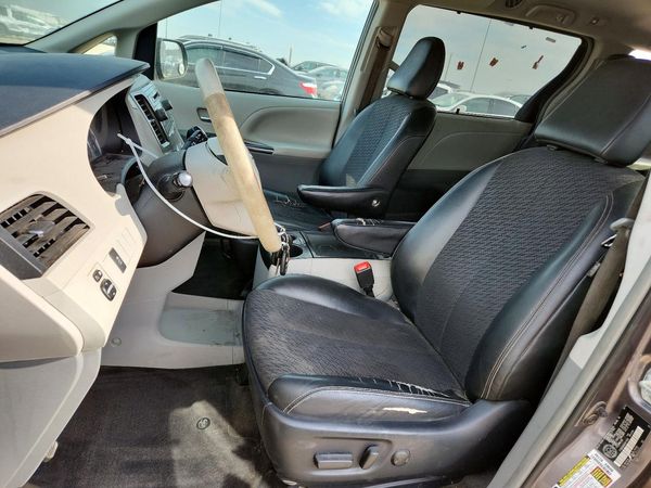 2014 TOYOTA SIENNA