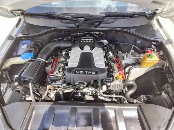 2015 AUDI Q7 Premium Plus — Engine bay