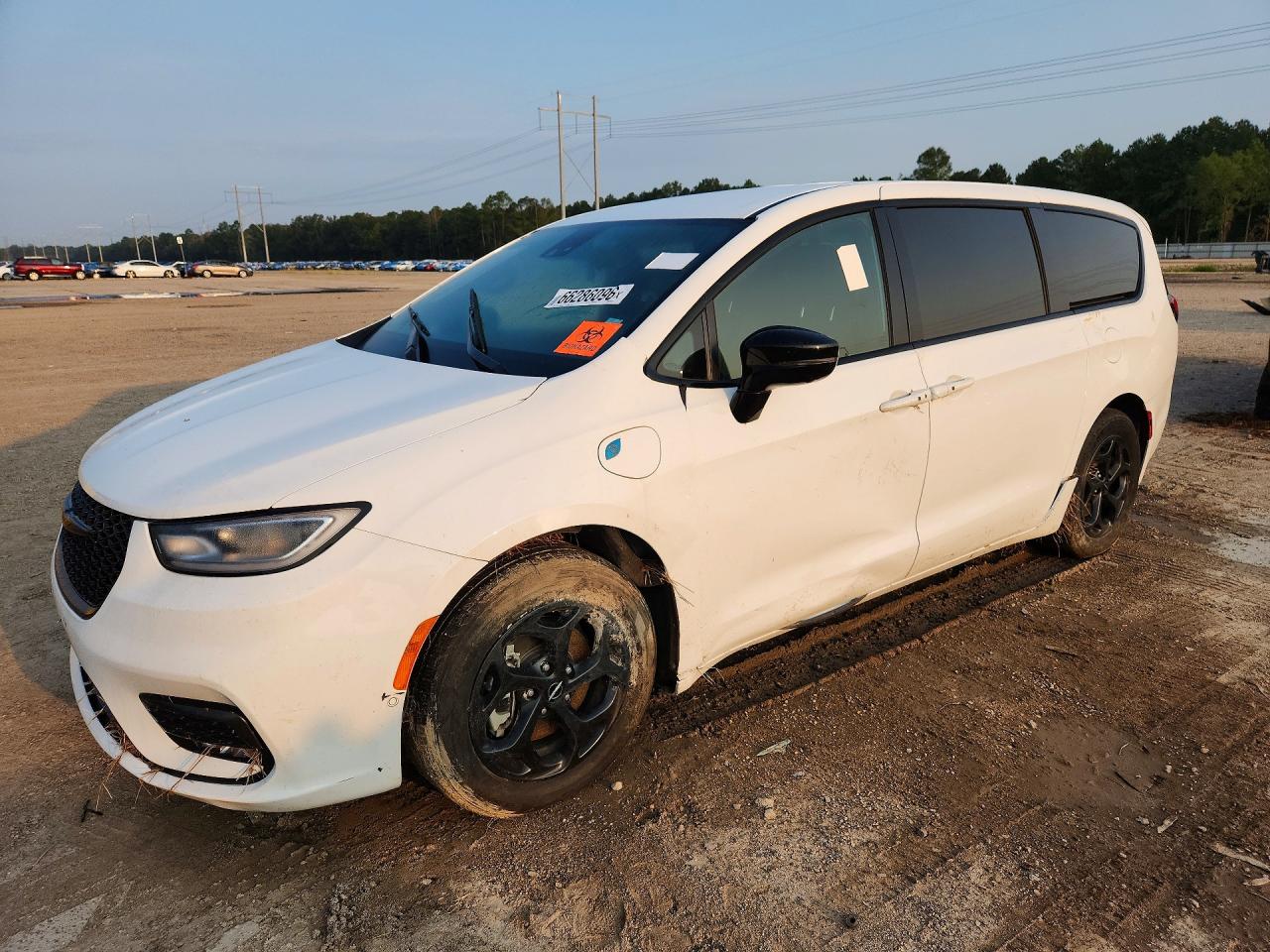 2024 CHRYSLER PACIFICA Select — Front 3/4