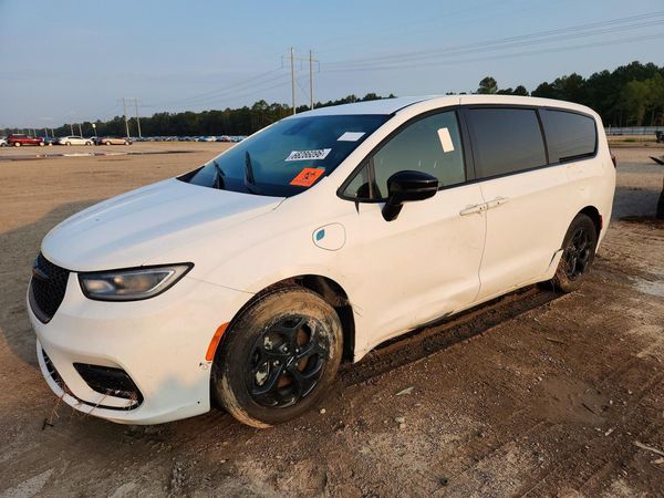 2024 CHRYSLER PACIFICA Select — Front 3/4