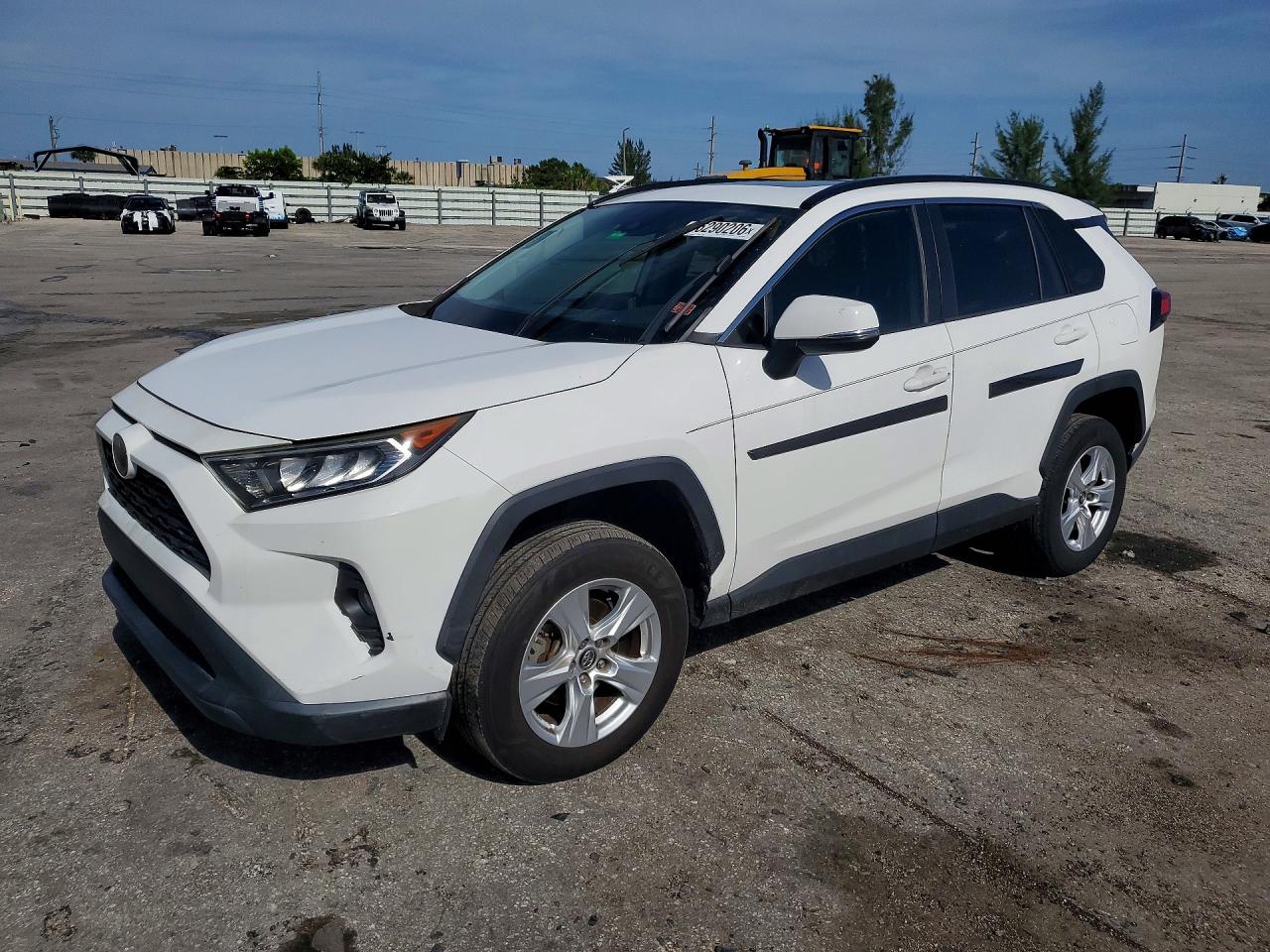 2019 TOYOTA RAV4 — Front 3/4