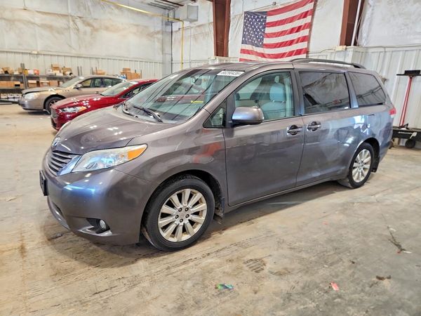 2013 TOYOTA SIENNA