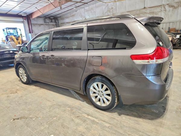2013 TOYOTA SIENNA