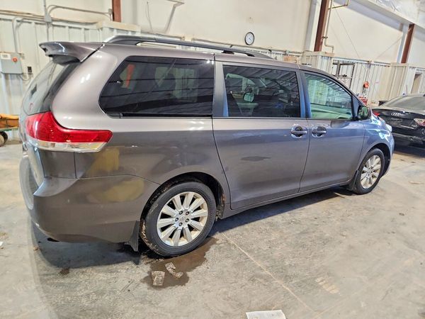 2013 TOYOTA SIENNA