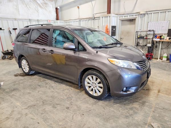 2013 TOYOTA SIENNA