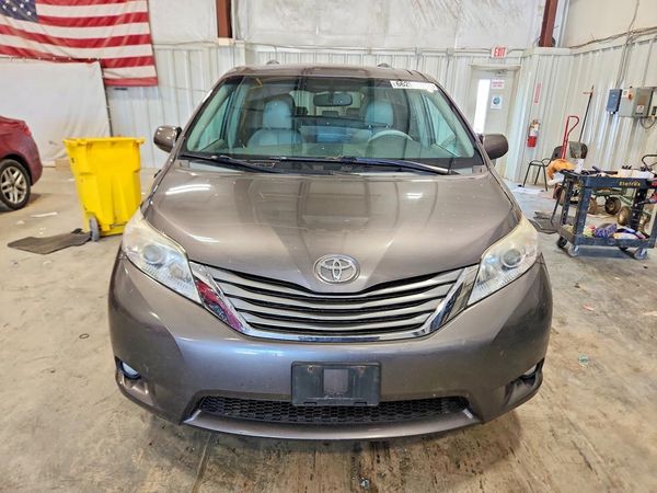 2013 TOYOTA SIENNA