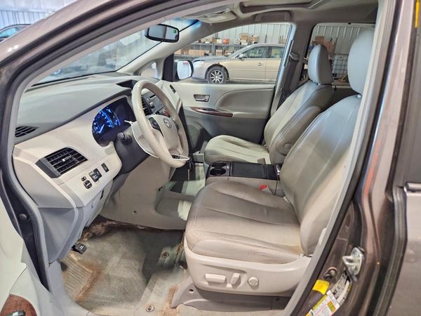 2013 TOYOTA SIENNA