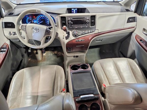 2013 TOYOTA SIENNA