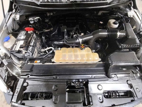 2017 FORD F150 SuperCrew — Engine bay