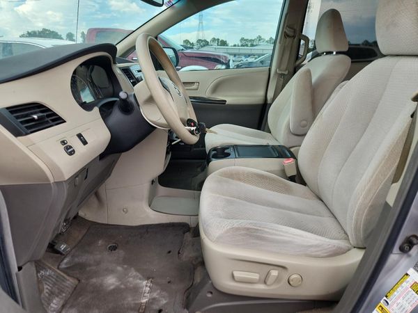 2012 TOYOTA SIENNA