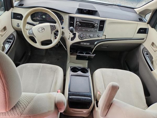 2012 TOYOTA SIENNA