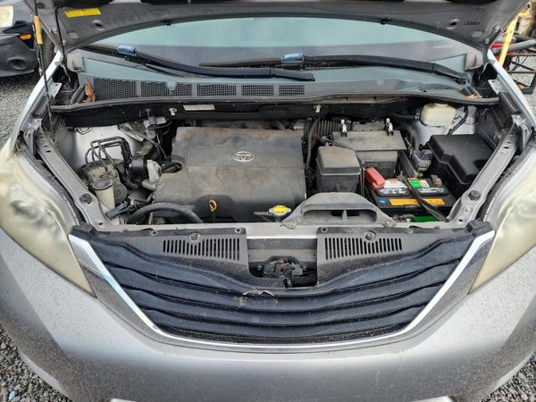 2012 TOYOTA SIENNA