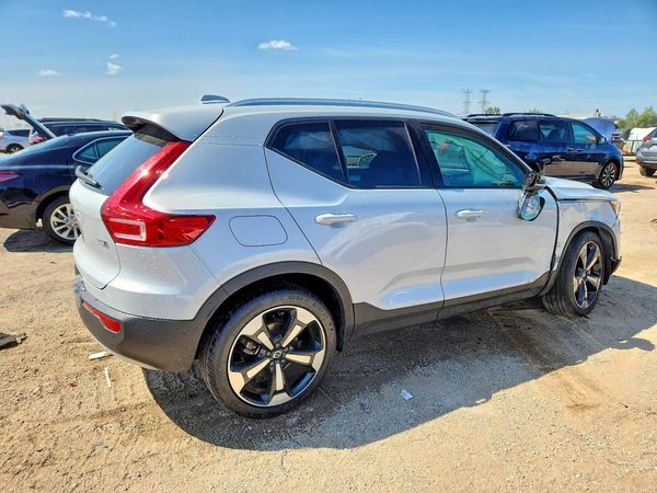 2020 VOLVO XC40