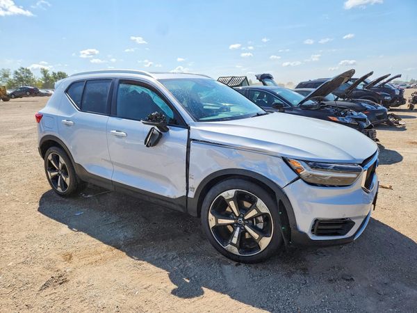 2020 VOLVO XC40
