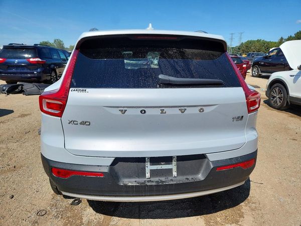 2020 VOLVO XC40