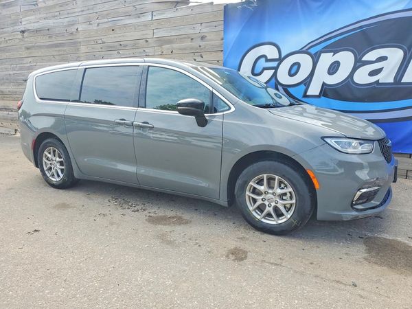 2025 CHRYSLER PACIFICA Select — Passenger 3/4