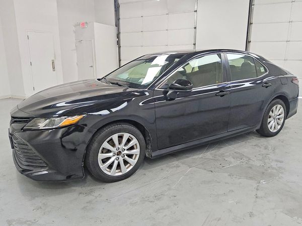 2018 TOYOTA CAMRY LE/SE/XLE/XSE — Front 3/4