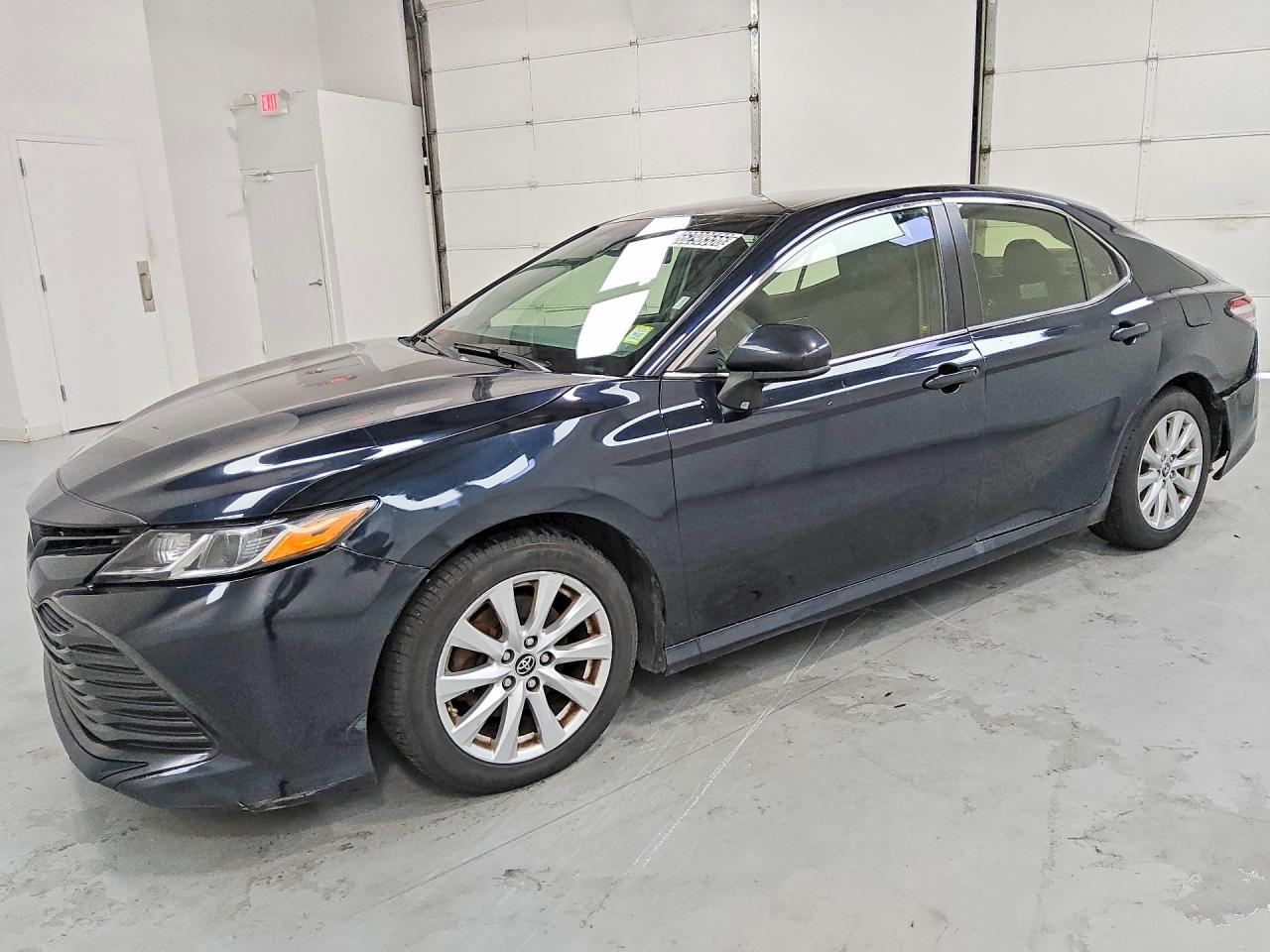 2018 TOYOTA CAMRY LE/SE/XLE/XSE — Front 3/4