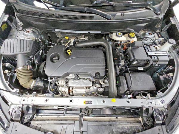 2023 CHEVROLET EQUINOX LT (1LT) — Engine bay