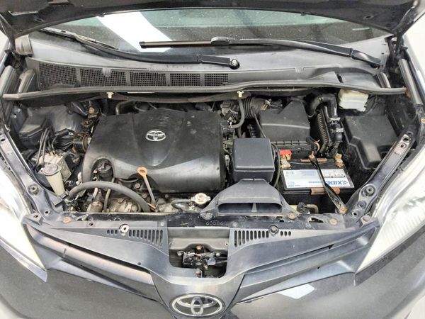 2020 TOYOTA SIENNA D grade — Engine bay