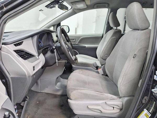 2019 TOYOTA SIENNA L — DENT
