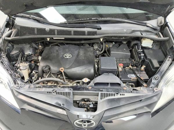 2019 TOYOTA SIENNA L — Engine bay