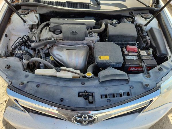 2014 TOYOTA CAMRY — Engine bay