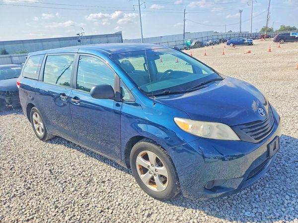 2012 TOYOTA SIENNA