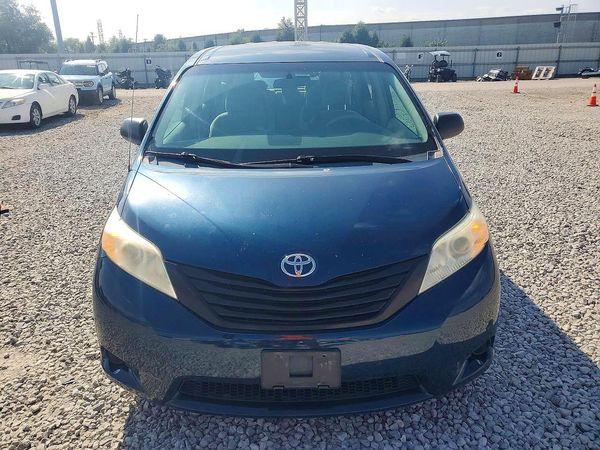 2012 TOYOTA SIENNA