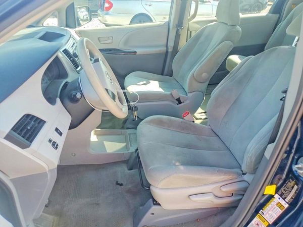 2012 TOYOTA SIENNA