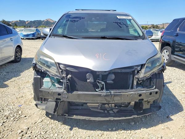 2018 TOYOTA SIENNA SE/SE Premium