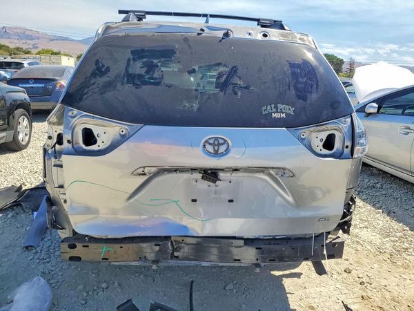 2018 TOYOTA SIENNA SE/SE Premium